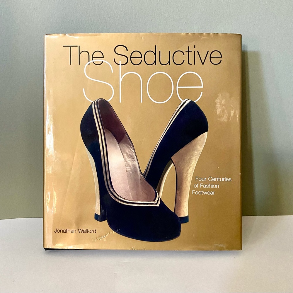 The Seductive Shoe: Four Centuries of Fashion Footwear/Jonathan Walford